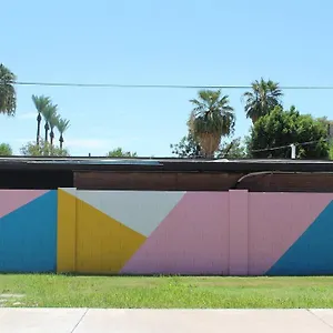 https://newly-remodeled-midcentury-pink-flamingo-casa-40.hotelsofphoenix.com